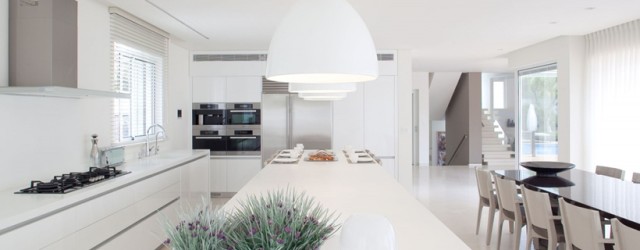White_Interior_Design_in_Modern_Sea_Shell_Home_Israel_on_world_of_architecture_01